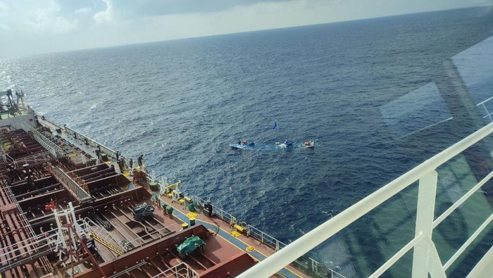 Kapal nelayan Aceh karam dan diselamatkan ABK kapal tanker. (Istimewa)