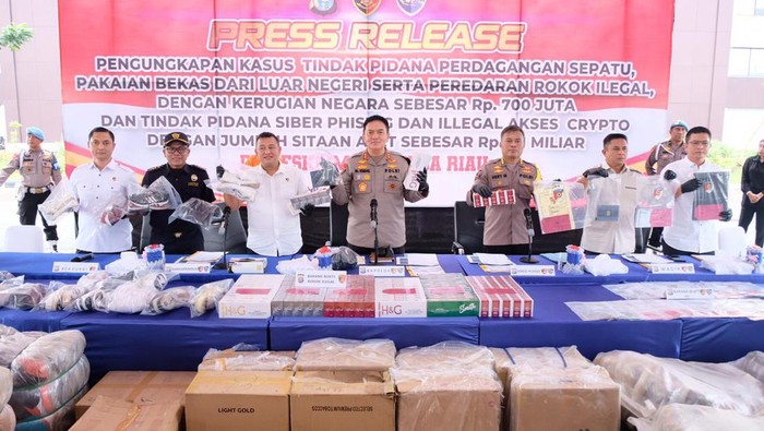 Kapolda Irjen Mohammad Iqbal menunjukkan barang bukti hasil kejahatan tangkapan Ditreskrimsus Polda Riau. (Dok. Polda Riau)