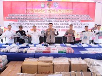 Polisi Sita Sepatu Bekas, Rokok dan Mobil Mewah Hasil Crypto-Penyelundupan di Riau