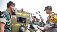 Foto: Kapolda Riau Irjen Mohammad Iqbal dan Danrem 031 Wira Bima Brigjen TNI Dany Rakca mengecek kendaraan yang diturunkan untuk membantu korban banjir di Rokan Hulu. (Dok. Humas Polda Riau)