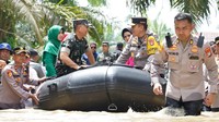 Foto: Kapolda Riau Irjen Mohammad Iqbal dan Danrem 031 Wira Bima Brigjen TNI Dany Rakca naik perahu karet untuk menyerahkan bantuan bagi korban banjir di Rokan Hulu. (Dok. Humas Polda Riau)