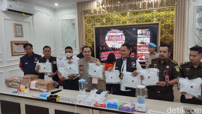 Kapolrestabes Palembang menunjukkan barang bukti hasil tangkapan ekstasi dan sabu dari pasutri asal Sumut.