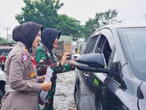 Aksi Polwan-Kowad Sosialisasi Pemilu Sambil Pantau Banjir di Rohil Demi Cegah Hoaks