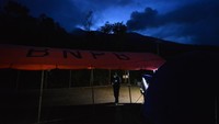 Warga berada bawah tenda BNPB di jorong Batang Silasiah, Nagari Bukik Batabuah, Agam, Sumatera Barat, Kamis (11/1/2024).