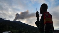 Anggota Babinsa Kodim 0304/Agam melaporkan kondisi erupsi Gunung Marapi, dari pemukiman terdekat di Batang Silasiah, Nagari Bukik Batabuah, Agam, Sumatera Barat, Kamis (11/1/2024).