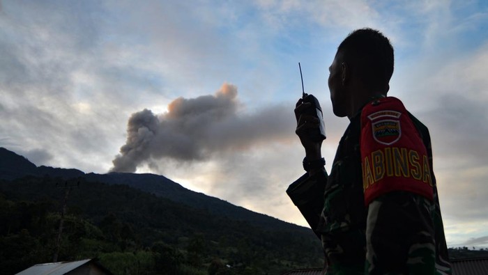 Kawasan rawan bencana Gunung Marapi di Agam Petugas BPBD Agam dan anggota TNI membagikan masker untuk antisipasi abu vulkanik kepada pelajar SDN 12 Batang Silasiah, Nagari Bukik Batabuah, Agam, Sumatera Barat, Kamis (11/1/2024). BPBD Agam, TNI dan tim gabungan mendirikan posko dan melakukan sosialisasi serta edukasi sebagai langkah kesiapsiagaan bencana di kawasan rawan bencana Gunung Marapi yang jaraknya sekitar 4,7 kilometer dari pusat kawah itu. ANTARA FOTO/Iggoy el Fitra/nz