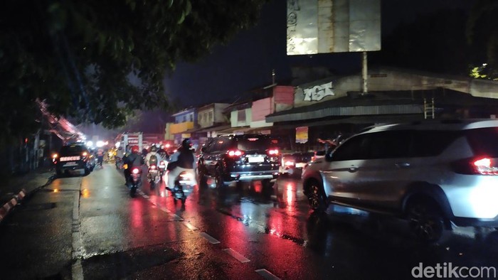 Kebakaran di Jalan Saharjo, Setiabudi, Jaksel, padam. Lalu lintas dari Tebet menuju Manggarai yang sempat dialihkan kini kembali normal. (Tina/detikcom).