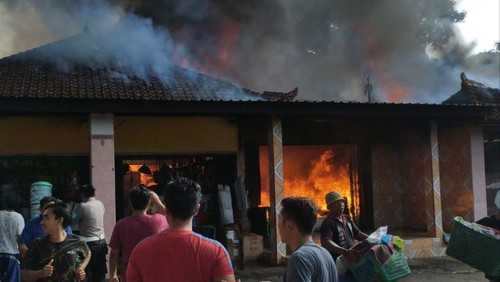 Lima lokal toko di Kecamatan Gerung, Lombok Barat, NTB ludes terbakar, Kamis (11/1/2024). (Humas Polres Lombok Barat)