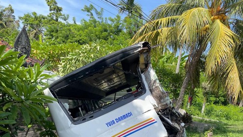 Sebuah bus menabrak halaman rumah warga setelah ditubruk truk di Jalan Nasional Denpasar-Gilimanuk, Jembrana, Bali, Kamis (11/1/2024).
