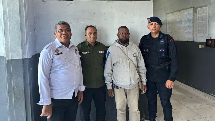 Kejari Jayapura menangkap DPO kasus korupsi bendungan di Sarmi berinisial YV (kedua dari kanan).