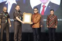 Dorong Reformasi Birokrasi, MenPAN-RB Raih Award Dari Kejaksaan Agung