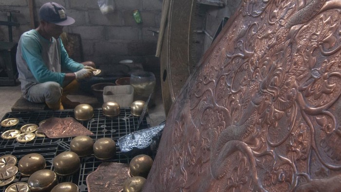 Sejumlah perajin menatah saat membuat kerajinan dari tembaga di David Art Gallery, Tumang, Cepogo, Boyolali, Jawa Tengah, Kamis (11/1/2024). Berbagai jenis hasil kerajinan dari bahan tembaga seperti lampu hiasan dinding, lampu robyong, hiasan hotel, bak mandi itu telah dipasarkan ke sejumlah daerah di Indonesia serta ekspor ke Singapura, yang dijual dari harga Rp300 ribu hingga Rp100an juta. ANTARA FOTO/Aloysius Jarot Nugroho/Spt.