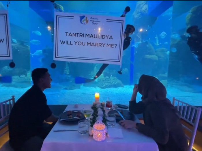Ketika sedang kencan di akuarium raksasa, pria ini memberikan kejutan dengan melamar pacarnya. Video tersebut langsung warganet baper di TikTok