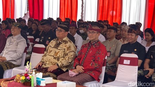 Ketua Bawaslu RI Rahmat Bagja (kiri) dan Ketua KPU RI Hasyim Asyari saat menghadiri acara serah terima Gedung Pemilu Graha Pemilu Alaya Giri Nata di Denpasar, Kamis (11/1/2024).