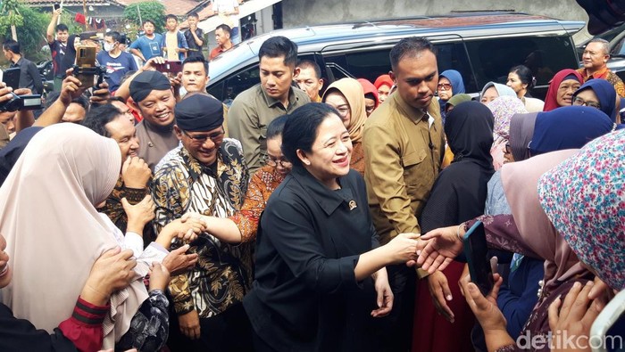 Ketua DPR RI, Puan Maharani, mengunjungi perajin tembaga dan kuningan, di Tumang, Cepogo, Boyolali. Puan membeli baskom.