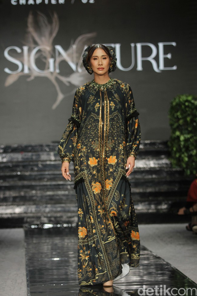 Fashion show brand hijab Nawasana menampilkan koleksi terbarunya yang mengangkat tema Garden Reveire Raya 2024 Collection bertempat di The Half Patiunus, Kebayoran Baru, Jakarta Selatan, Rabu [10/1/2024]. Foto: Mohammad Abduh/detikcom.