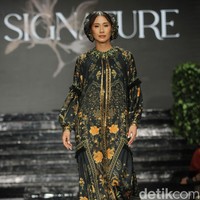 Fashion show brand hijab Nawasana menampilkan koleksi terbarunya yang mengangkat tema Garden Reveire Raya 2024 Collection bertempat di The Half Patiunus, Kebayoran Baru, Jakarta Selatan, Rabu [10/1/2024]. Foto: Mohammad Abduh/detikcom.