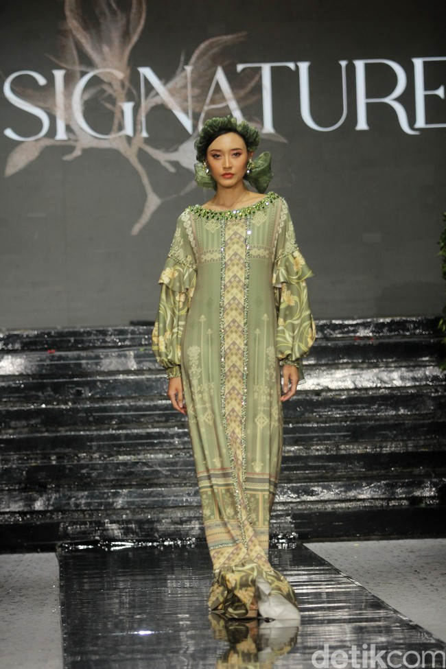 FoFashion show brand hijab Nawasana menampilkan koleksi terbarunya yang mengangkat tema Garden Reveire Raya 2024 Collection bertempat di The Half Patiunus, Kebayoran Baru, Jakarta Selatan, Rabu [10/1/2024]. Foto: Mohammad Abduh/detikcom.