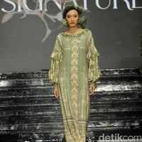 FoFashion show brand hijab Nawasana menampilkan koleksi terbarunya yang mengangkat tema Garden Reveire Raya 2024 Collection bertempat di The Half Patiunus, Kebayoran Baru, Jakarta Selatan, Rabu [10/1/2024]. Foto: Mohammad Abduh/detikcom.