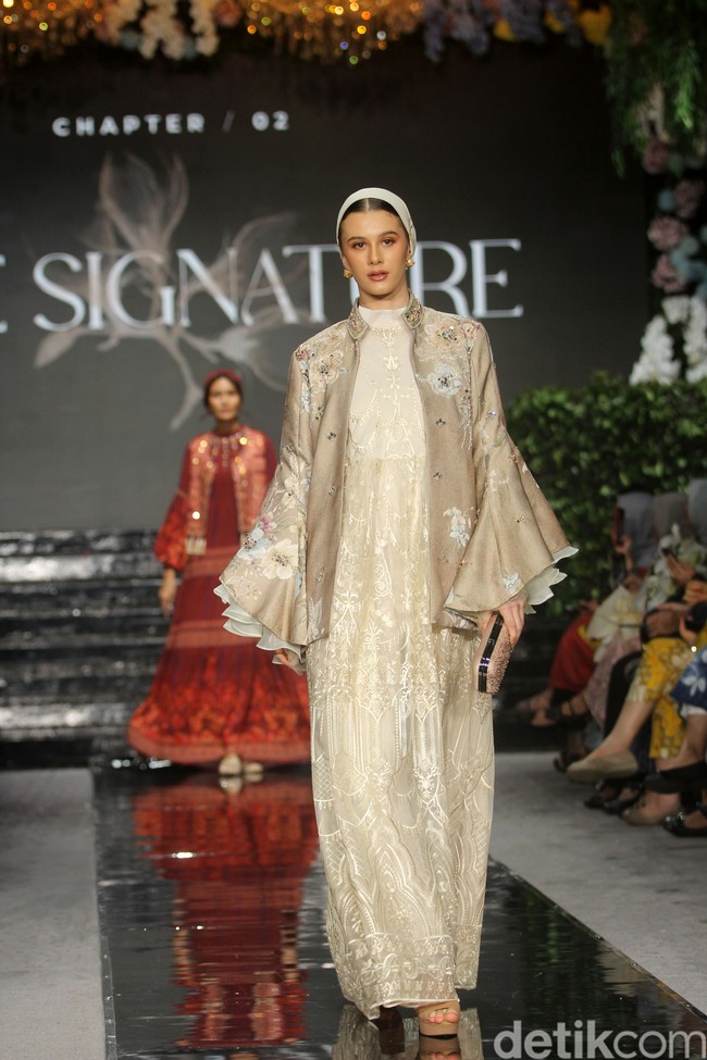 Fashion show brand hijab Nawasana menampilkan koleksi terbarunya yang mengangkat tema Garden Reveire Raya 2024 Collection bertempat di The Half Patiunus, Kebayoran Baru, Jakarta Selatan, Rabu [10/1/2024]. Foto: Mohammad Abduh/detikcom.