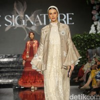 Fashion show brand hijab Nawasana menampilkan koleksi terbarunya yang mengangkat tema Garden Reveire Raya 2024 Collection bertempat di The Half Patiunus, Kebayoran Baru, Jakarta Selatan, Rabu [10/1/2024]. Foto: Mohammad Abduh/detikcom.