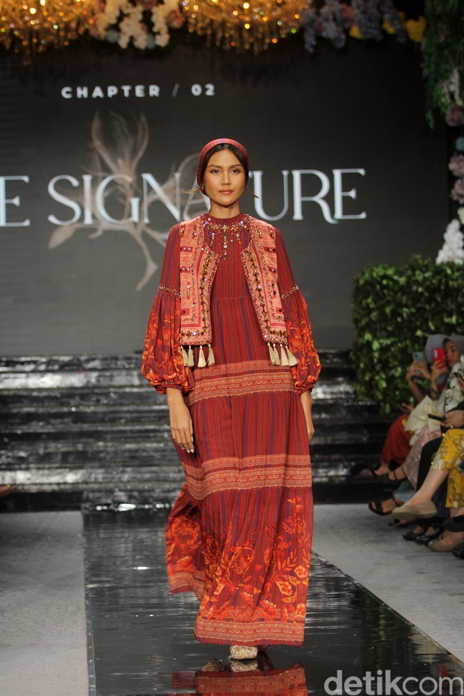 Fashion show brand hijab Nawasana menampilkan koleksi terbarunya yang mengangkat tema Garden Reveire Raya 2024 Collection bertempat di The Half Patiunus, Kebayoran Baru, Jakarta Selatan, Rabu [10/1/2024]. Foto: Mohammad Abduh/detikcom.