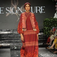 Fashion show brand hijab Nawasana menampilkan koleksi terbarunya yang mengangkat tema Garden Reveire Raya 2024 Collection bertempat di The Half Patiunus, Kebayoran Baru, Jakarta Selatan, Rabu [10/1/2024]. Foto: Mohammad Abduh/detikcom.