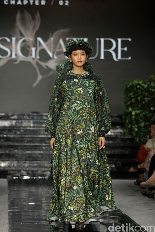 Fashion show brand hijab Nawasana menampilkan koleksi terbarunya yang mengangkat tema Garden Reveire Raya 2024 Collection bertempat di The Half Patiunus, Kebayoran Baru, Jakarta Selatan, Rabu [10/1/2024]. Foto: Mohammad Abduh/detikcom.