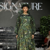 Fashion show brand hijab Nawasana menampilkan koleksi terbarunya yang mengangkat tema Garden Reveire Raya 2024 Collection bertempat di The Half Patiunus, Kebayoran Baru, Jakarta Selatan, Rabu [10/1/2024]. Foto: Mohammad Abduh/detikcom.