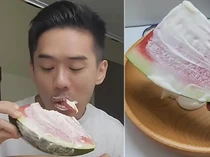Nyeleneh! Netizen Ini Makan Semangka Campur Mayones