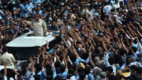 Calon presiden nomor urut 2 Prabowo Subianto menyapa relawan saat menghadiri konsolidasi pemenangan Prabowo-Gibran di Kota Bengkulu, Bengkulu, Kamis (11/1/2024).