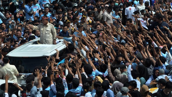 Sejumlah relawan mengacungkan simbol dua jari saat calon presiden nomor urut 2 Prabowo Subianto memberikan orasi politik di Kota Bengkulu, Bengkulu, Kamis (11/1/2024). Dalam konsolidasi tersebut, Prabowo berjanji akan menghapus kemiskinan, serta melanjutkan kebijakan hilirisasi Presiden Joko Widodo dan memberi makan siang gratis kepada para siswa juga santri di seluruh Tanah Air. ANTARA FOTO/Muhammad Izfaldi/nz
