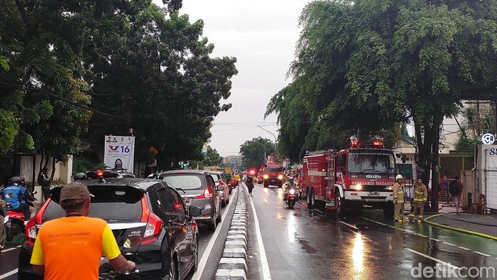 Lalin arah Manggarai dialihkan imbas kebakaran di Jalan Saharjo. (Tina/detikcom)