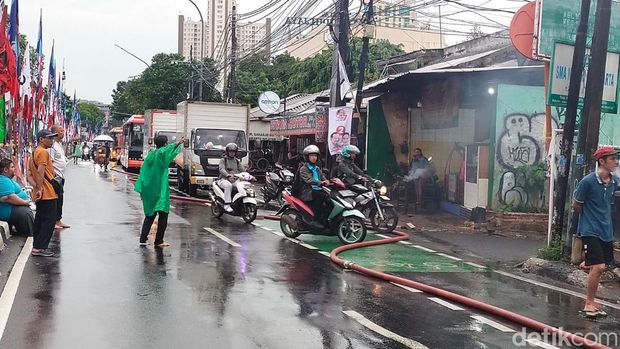 Lalin arah Manggarai dialihkan imbas kebakaran di Jalan Saharjo. (Tina/detikcom)