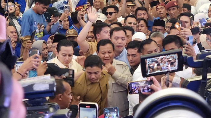 Capres nomor urut 2 Prabowo Subianto melanjutkan kunjungan kampanyenya ke Lampung setelah dari Bengkulu. Kedatangan Prabowo jadi rebutan selfie oleh para pendukungnya.

Pantauan detikcom di gedung Grahawangsa, Lampung, Kamis (11/1/2024), Prabowo tiba sekitar pukul 13.45 WIB. Prabowo terlihat mengenakan kemeja cokelat.