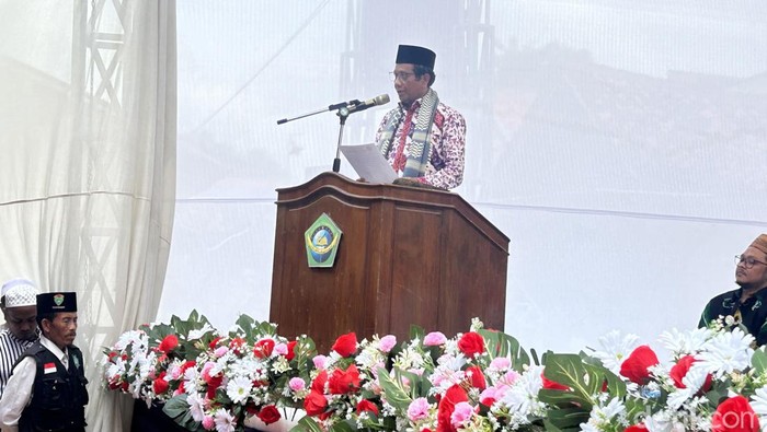 Mahfud Md dalam silaturahmi dengan santri dan kiai di Sampang, Madura.