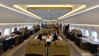 Kursi ala business class pun dihadirkan di sini demi kenyamanan makan steak dan pengalaman ekslusif layaknya terbang dengan kelas tersebut.