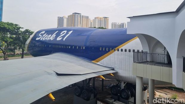 Sensasi makan steak dalam pesawat di Steak 21 Bekasi.