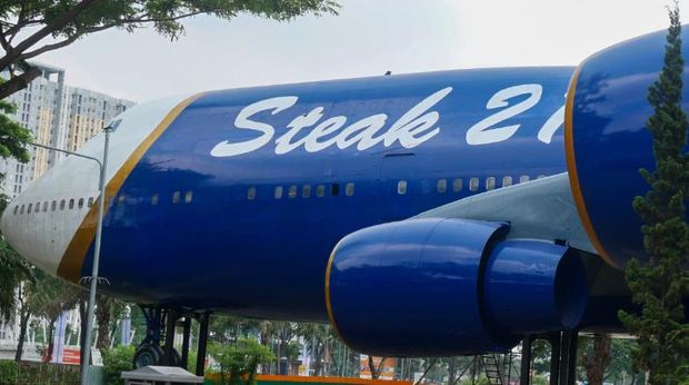 Pesawat Boeing 747-400 di Steak 21 Bekasi.