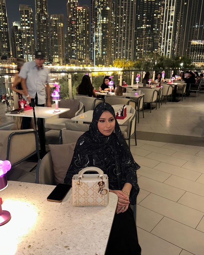 Di keseharian, Malaikah Raja sering dimanjakan dengan belanja barang branded hingga makan di hotel mewah. Ia pun mengakui memang menikah untuk uang dan kehidupannya patut bikin iri. Foto: Instagram