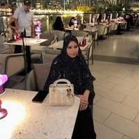 Di keseharian, Malaikah Raja sering dimanjakan dengan belanja barang branded hingga makan di hotel mewah. Ia pun mengakui memang menikah untuk uang dan kehidupannya patut bikin iri. Foto: Instagram