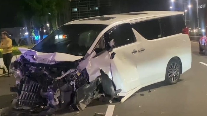 Mobil Alphard menabrak jalur pembatas sepeda di Sudirman, Jakarta Selatan