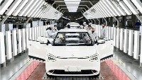 Pada bagian depan, wajah Nammi 01 EV benar-benar memancarkan aura mobil listrik yang kuat. Grilnya dibuat memanjang dengan lampu minimalis yang alisnya didesain terhubung. Sementara logo Dongfeng kecil tersemat di sentral kap mesin. Foto: Doc. Dongfeng.