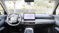 Interiornya hadir dalam dua skema warna, yakni hitam-putih dan hitam-abu-abu. Kokpitnya dilengkapi panel instrumen LCD 5 inci, roda kemudi multifungsi palang dua, dan layar kendali pusat 12,8 inci yang mendukung kendali jarak jauh seluler, pembaruan OTA, dan kontrol suara pintar. Foto: Doc. Dongfeng.
