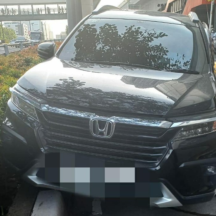 Mobil Tabrak Pembatas Jalan Dekat GT Cawang