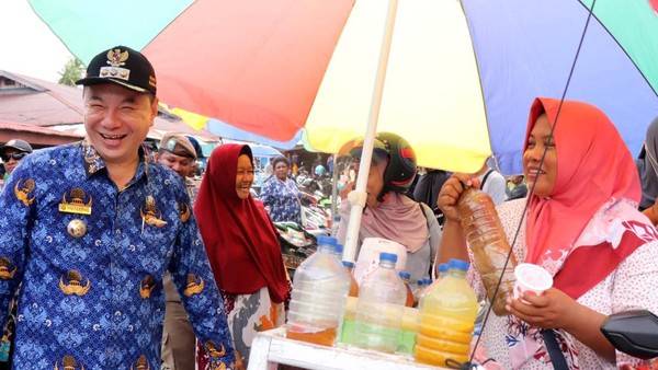 Momen Bupati Kaimana Blusukan ke Pasar Tradisional
