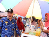 Momen Bupati Kaimana Blusukan ke Pasar Tradisional