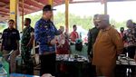 Momen Bupati Kaimana Blusukan ke Pasar Tradisional
