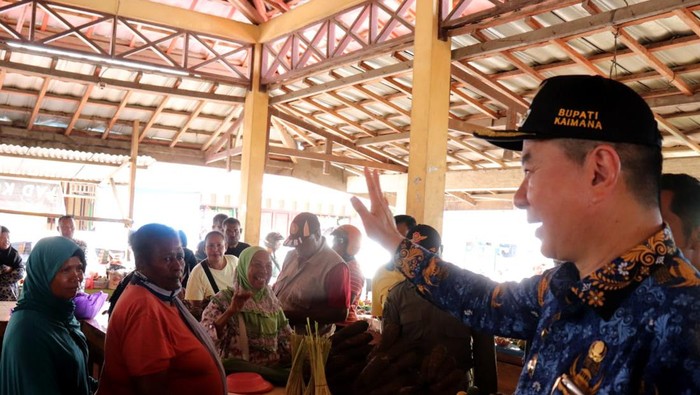 Bupati Kaimana Freddy Thie mendampingi Penjabat Gubernur Papua Barat Ali Baham Tomengmere, mengunjungi Pasar Baru Kaimana. Begini potretnya.