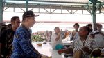 Momen Bupati Kaimana Blusukan ke Pasar Tradisional